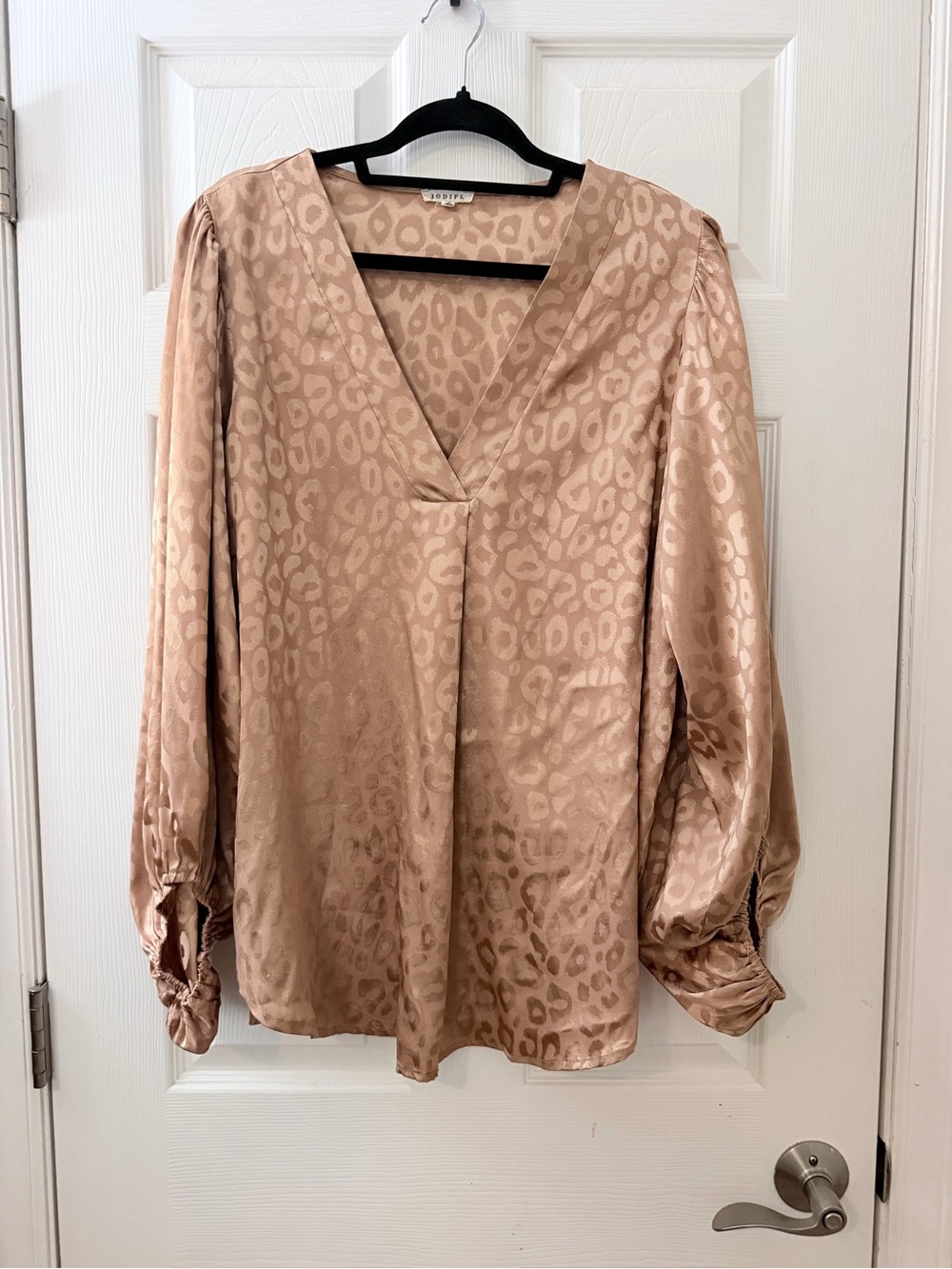 Silky leopards print blouse sz L